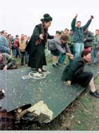 Обломки сбитого в 40 километрах к северу от Белграда ракетой ЗРК "Печора" американского истребителя-бомбардировщика F-117А, созданного с использованием технологии "Стелс" (1999 г.)