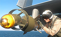 Авиация ВМС США в современных войнах уже практически не применяет неуправляемых средств поражения. US NAVY