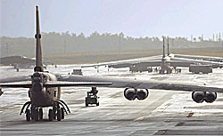 Авиабаза Андерсен, февраль 2005 г. Шесть бомбардировщиков В-52 с авиабазы Майнот (Северная Дакота) произвели посадку и заруливают на стоянки. US Air Force