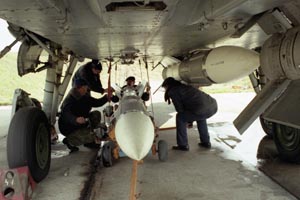 В свое время американцев интересовал не столько сам самолет МиГ-25, как ракеты, которыми он был оснащен. На снимке - подвеска ракет большой дальности Р-33 под фюзеляж МиГ-31. 