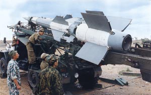 Заряжание четырехбалочной пусковой установки ЗРК С-125М. Снимок  сделан в 2004 г. 