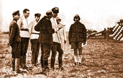 Генерал П.Н. Врангель на аэродроме одного из авиационных отрядов Русской армии. 1920 г.