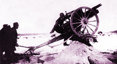 Стрельба боевого расчета зенитной батареи Красной армии по белому аэроплану. 1919 г.