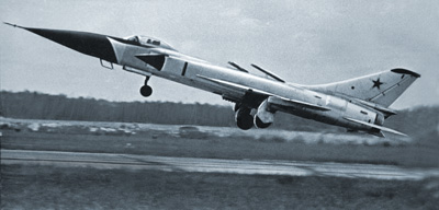 Посадочная скорость истребителя-перехватчика Су-15 была одной из самых больших среди машин своего класса  (более 300 км/час). Фотоархив ''ВКО''