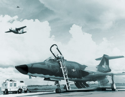 Южный Вьетнам, 6 января 1967 г.  Авиационные техники ВВС США готовят к очередному вылету разведывательный самолет McDonald RF-101 Voodoo. Фото US Air Force
